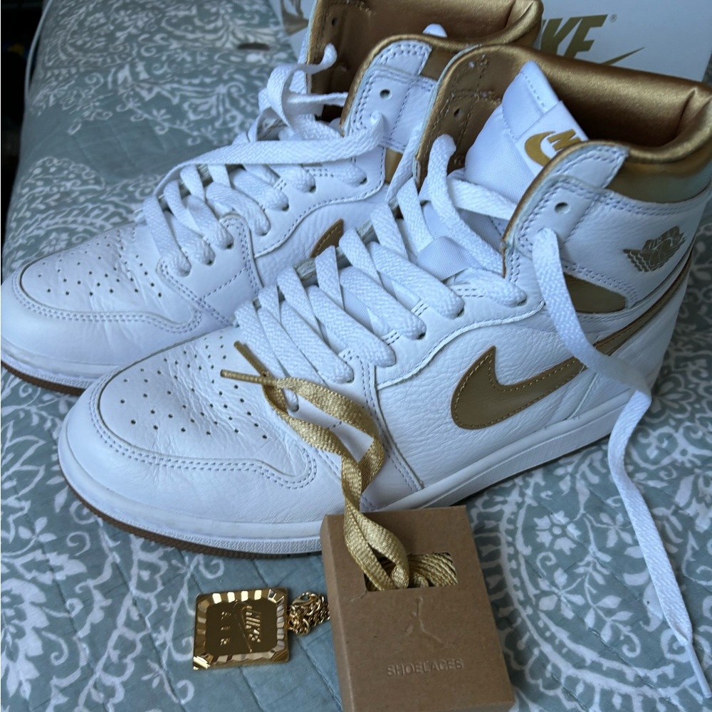 Beautiful white and gold 1985 Air Jordan High Tops Worn once